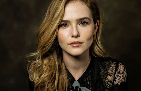 Zoey Deutch nua, pelada